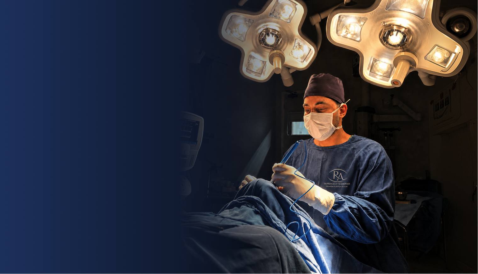 Dr. Rodrigo Leite Andrade realizando cirurgia plástica ocular